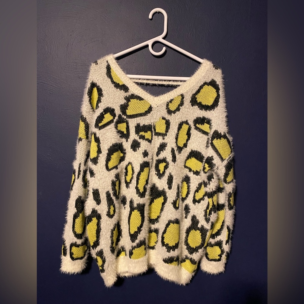 Davi & Dani Yellow Leopard Print Fuzzy Sweater Size L 🖤💛